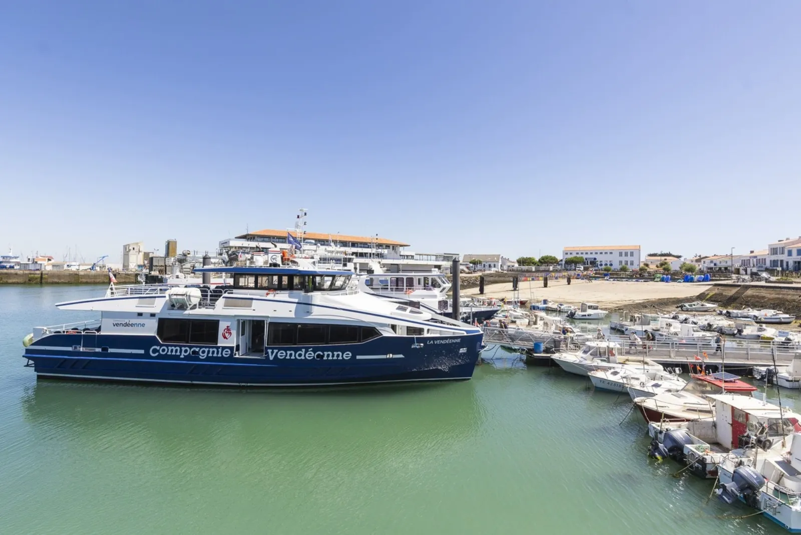 Bateau de la Compagnie Vendéenne à Port-Joinville sur l’Île d’Yeu