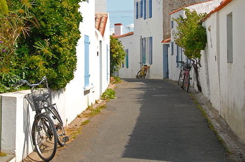 Ruelle de l'Île d'Yeu avec vélos