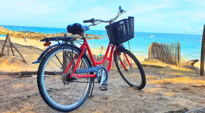 Vélo de location Lilavelo sur la plage de l'Île d'Yeu