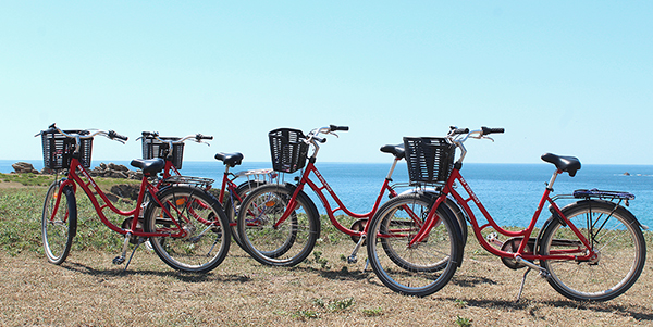 Vélos de location Lilavelo face à la mer