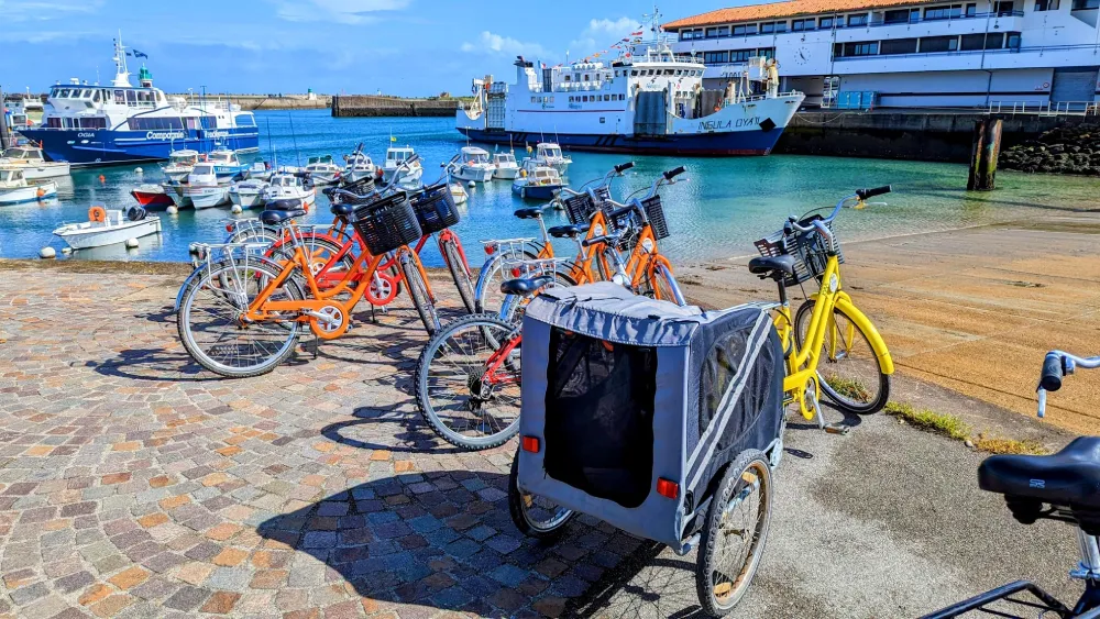 Vélos et remorque près des débarcadères de Port-Joinville