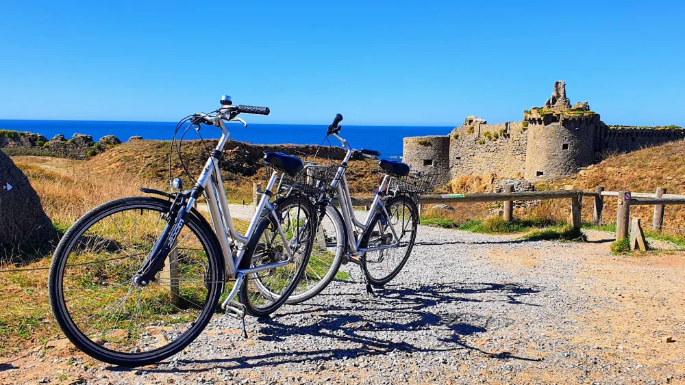 Vélos devant le Vieux Château sur l’Île d’Yeu