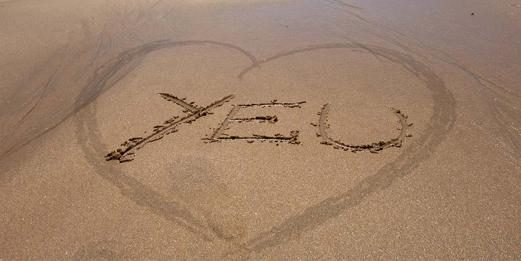YEU tracé dans le sable sur la plage